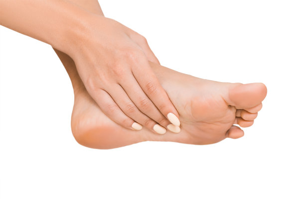 女人触摸她柔软的美容程序后的鞋底图片下载