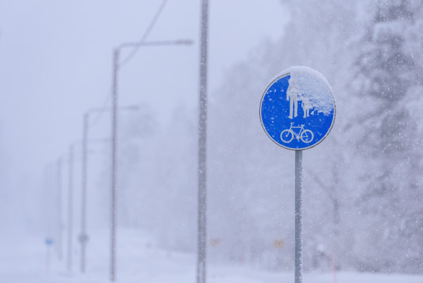 图波瓦拉冬季自行车道和人行道的标志，芬兰图片下载