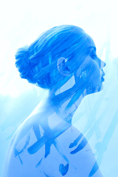 艺术肖像女人由画笔在白色的背景上的蓝色油漆的笔触组成。彩绘少女脸，时尚美妆。双重曝光，不对焦。这幅神秘的肖像上有蓝色的条纹图片下载