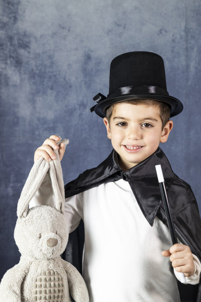 小魔术师用兔子做魔术图片下载