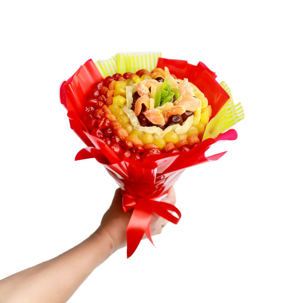 鲜艳的礼物形式，由干燥的多种颜色的水果组成的花束在妇女的手孤立在白色的背景图片下载