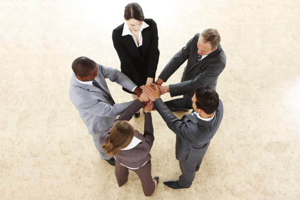 商业团体聚在一起，形成一个团结的圈图片下载