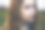 闭着眼睛的梦幻女孩站在街道上，模糊的彩色背景。黄色的阳光照在棕色的身上。电影般的镜头，体贴美丽的白人模特。图片下载