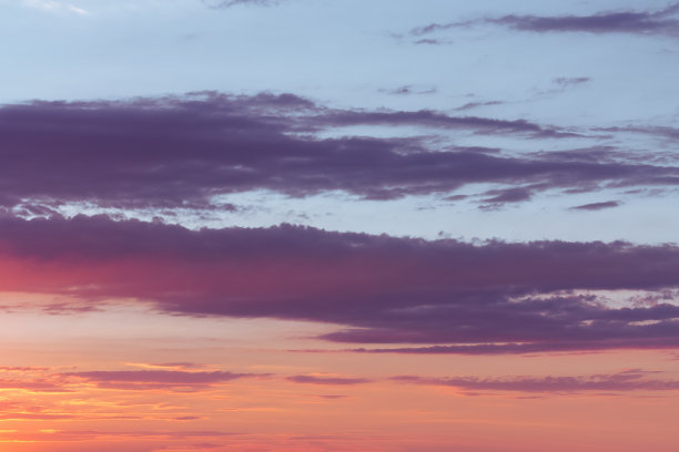 傍晚天空的明亮色彩图片下载