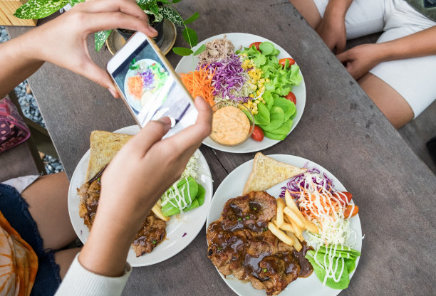 手扶女与猪肉排和沙拉金枪鱼合影图片下载