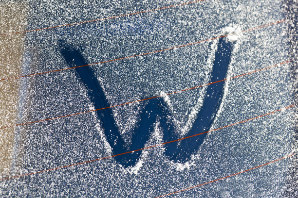 字母W在冬天霜冻图片下载
