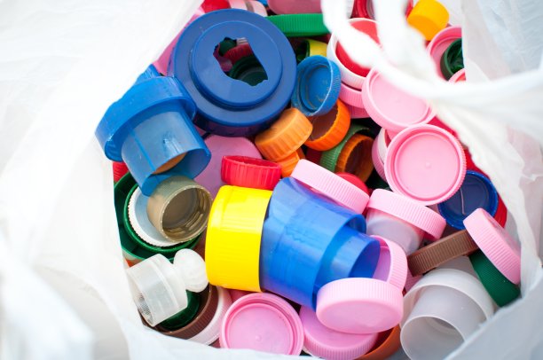五颜六色的塑料瓶盖准备回收利用图片下载