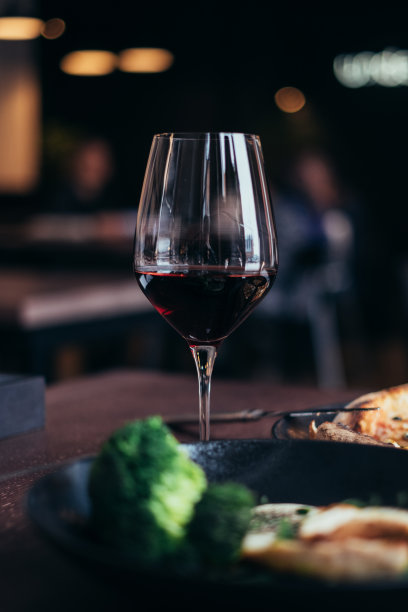 多纳桌上放着一杯加烈葡萄酒图片下载