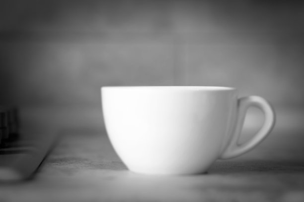 厨房工作台上的白色马克杯图片下载