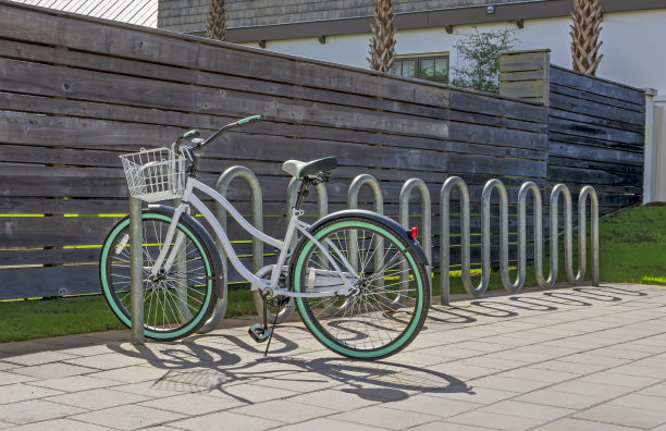 沙滩自行车停在看台上图片下载