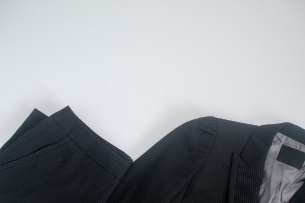 白人背景下的黑人女职员套装图片下载