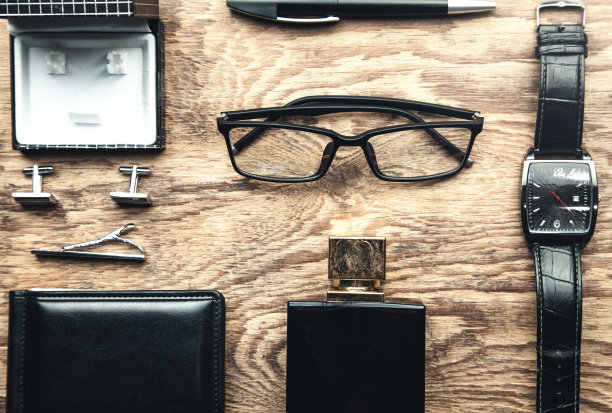 木制背景上的男士配饰。图片下载