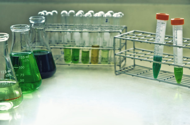 玻璃器皿，用于试验化学提取和颜色溶液。在化学实验室里图片下载