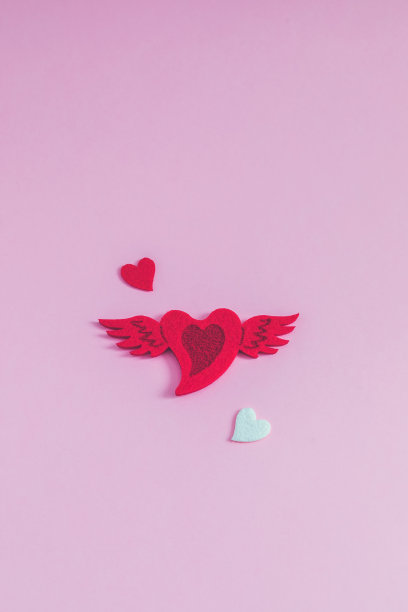 情人节明信片，粉红色背景上的红色心形图片下载