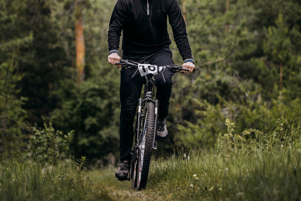 一个穿着黑色运动服的男性自行车手图片下载