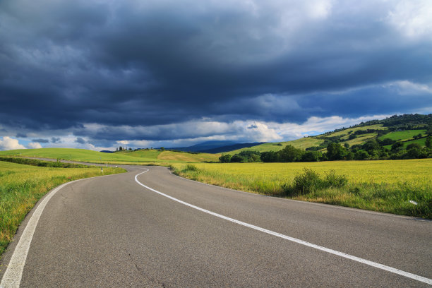 意大利托斯卡纳的柏油路图片下载