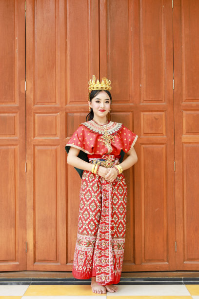 穿着泰国传统舞蹈服装的泰国少女图片下载