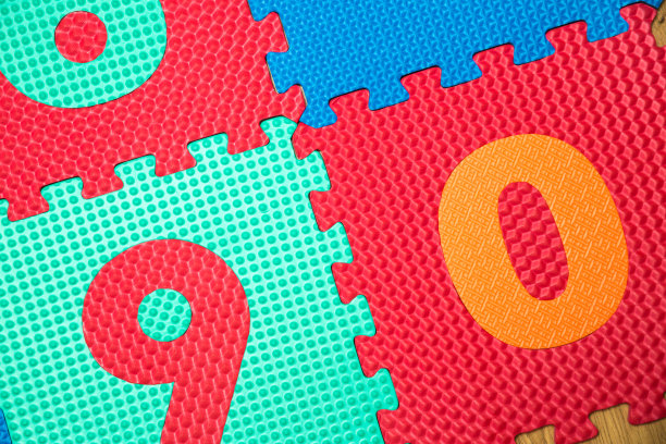 彩色婴儿垫。儿童玩耍用的橡胶泡沫垫。彩色背景与数字。图片下载