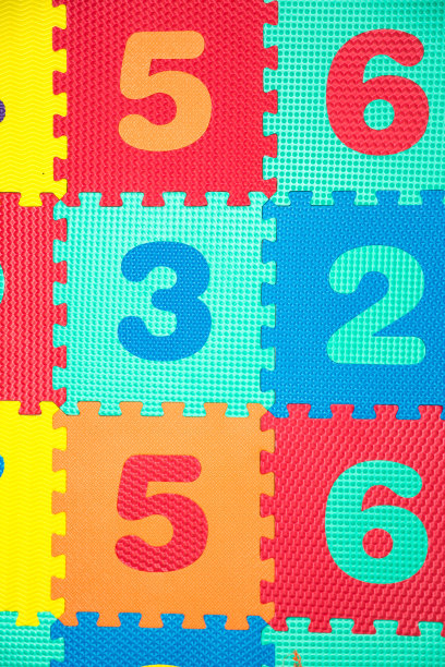 彩色婴儿垫。儿童玩耍用的橡胶泡沫垫。彩色背景与数字。图片下载