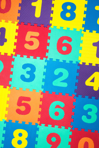 彩色婴儿垫。儿童玩耍用的橡胶泡沫垫。彩色背景与数字。图片下载