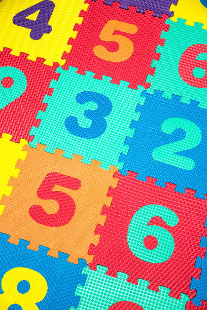 彩色婴儿垫。儿童玩耍用的橡胶泡沫垫。彩色背景与数字。图片下载