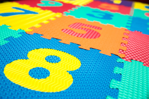 彩色婴儿垫。儿童玩耍用的橡胶泡沫垫。彩色背景与数字。图片下载