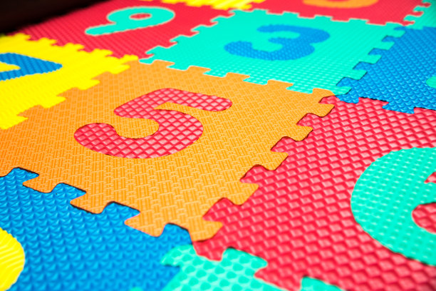 彩色婴儿垫。儿童玩耍用的橡胶泡沫垫。彩色背景与数字。图片下载