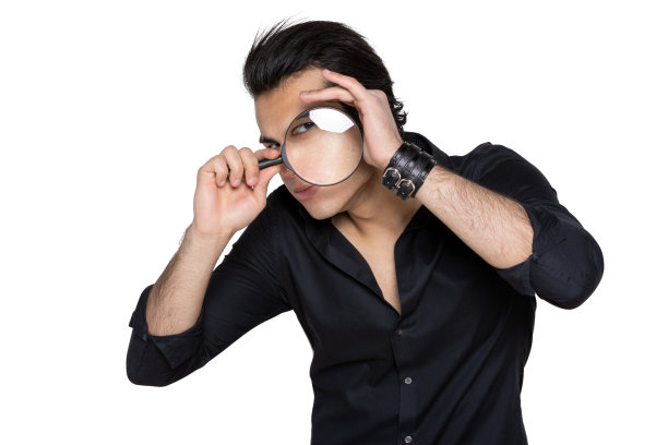 穿黑衬衫的人透过放大镜看图片下载