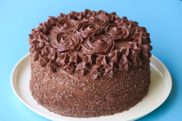 巧克力生日蛋糕/海绵蛋糕/黑森林蛋糕的图片与管道甘纳许糖霜奶油奶油玫瑰和鲜花图片下载