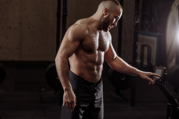 强壮的健美者调节锻炼的强度图片下载