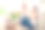 特写照片两个人妈妈和十几岁的女儿不关心帮助打开箱子听音频耳罩，而是穿着白色t恤牛仔裤在明亮的平坐在舒适的沙发地板上图片下载