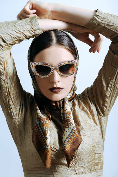 戴时尚太阳镜的完美女模特图片下载