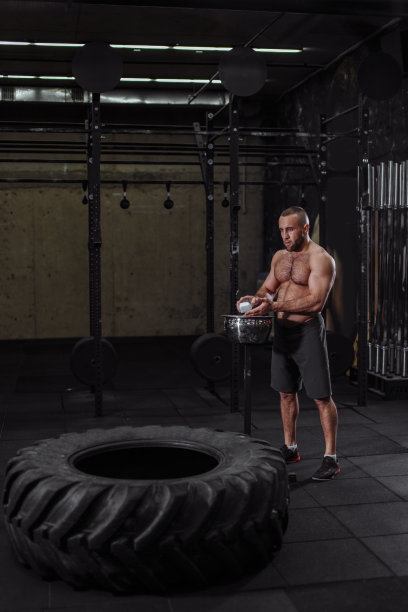 近裁剪侧视图照片的胡子brytal男人的肌肉与镁图片下载