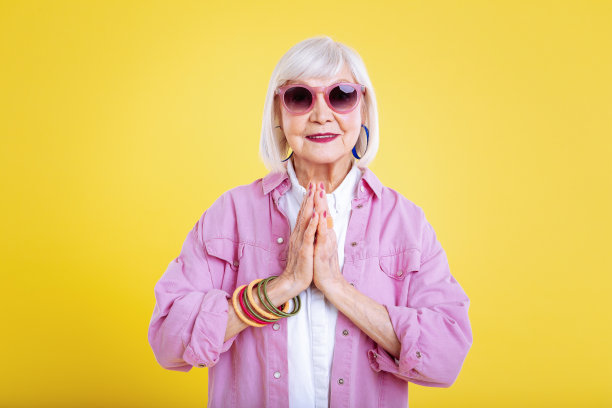 穿着白色衬衫和粉色夹克的时髦退休女士图片下载