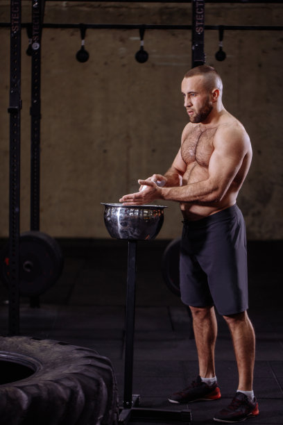 近裁剪侧视图照片的胡子brytal男人的肌肉与镁图片下载