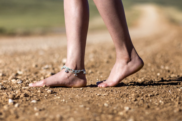 吉普赛女人光着脚站在地上。图片下载