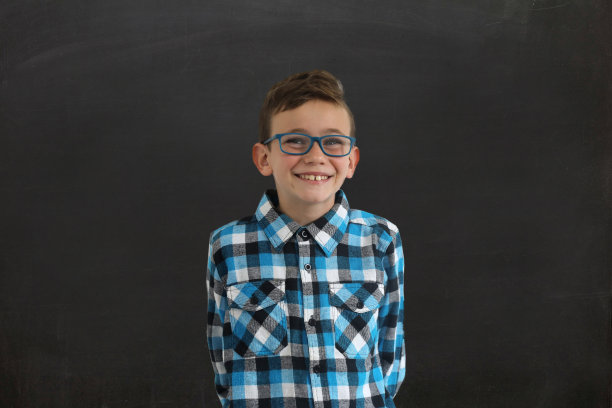 男孩小孩想主意笑快乐决定选择黑板孤立图片下载