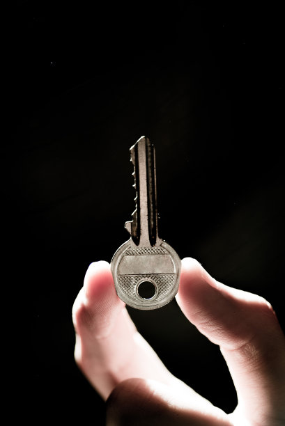 手中的钥匙在黑暗的背景图片下载