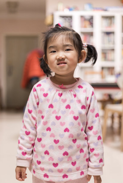 小女孩在家图片下载