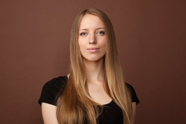 一个20岁女人的画室肖像图片下载