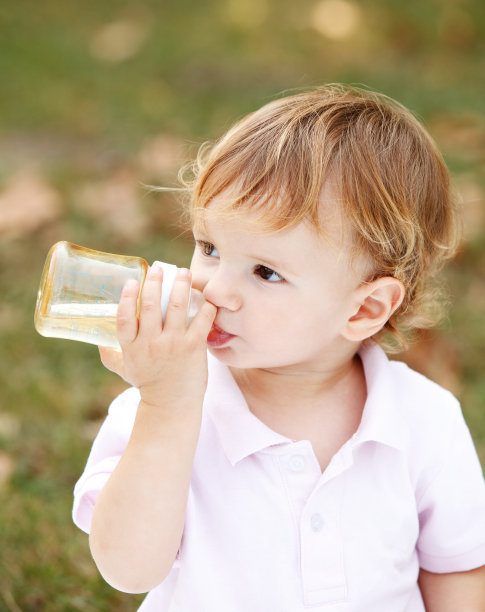 蹒跚学步的图片下载