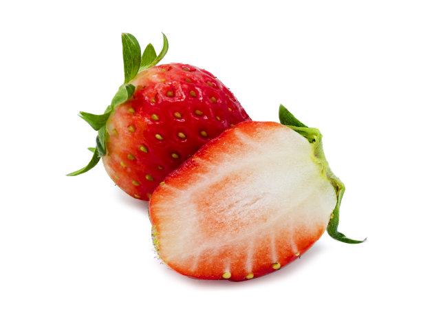 孤立的一个半草莓在白色的背景上。剪切路径-图像图片下载