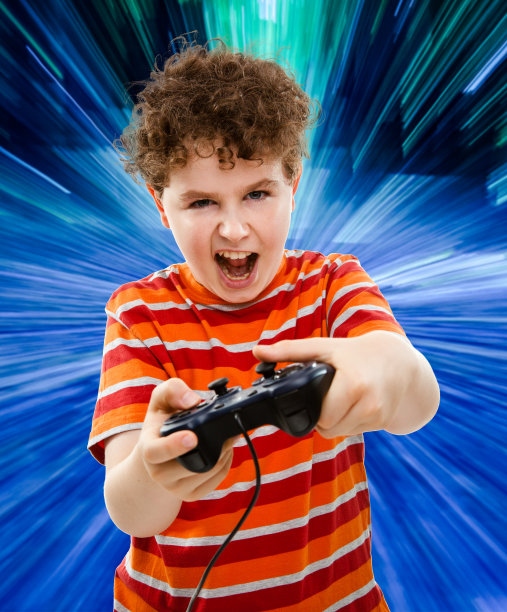 男孩在用电子游戏控制器图片下载