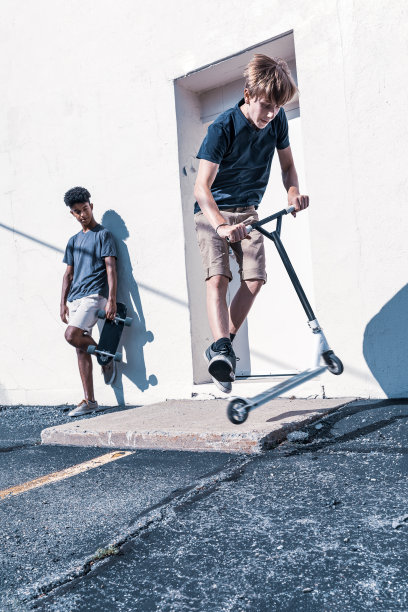 男朋友在摩托车上耍花样图片下载