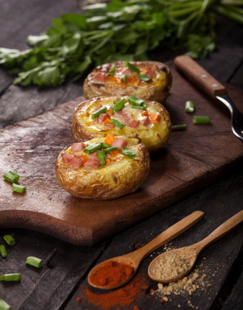 烤土豆泥配培根、芝士、香葱及香料图片下载