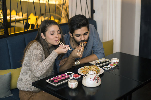 一对年轻夫妇在一家中国餐馆里图片下载