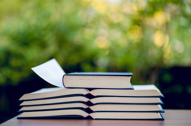 教育设备、板、书教育理念带拷贝空间图片下载