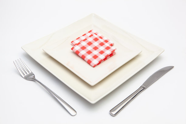 白色的方形盘子放在白色的木桌上图片下载