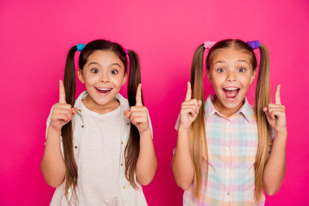 特写照片两个小的小的年龄，她，她的女孩好奇地显示空的空间点方式方向手指穿着休闲牛仔裤牛仔格子格子衬衫孤立的玫瑰生动的背景图片下载