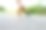 男孩在公园的小路上奔跑图片下载